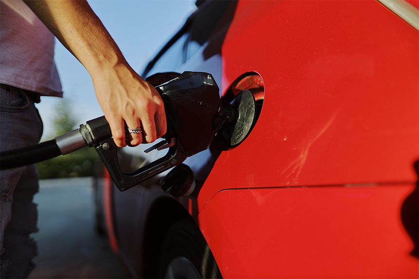 consumo de coche echando gasolina coche rojo