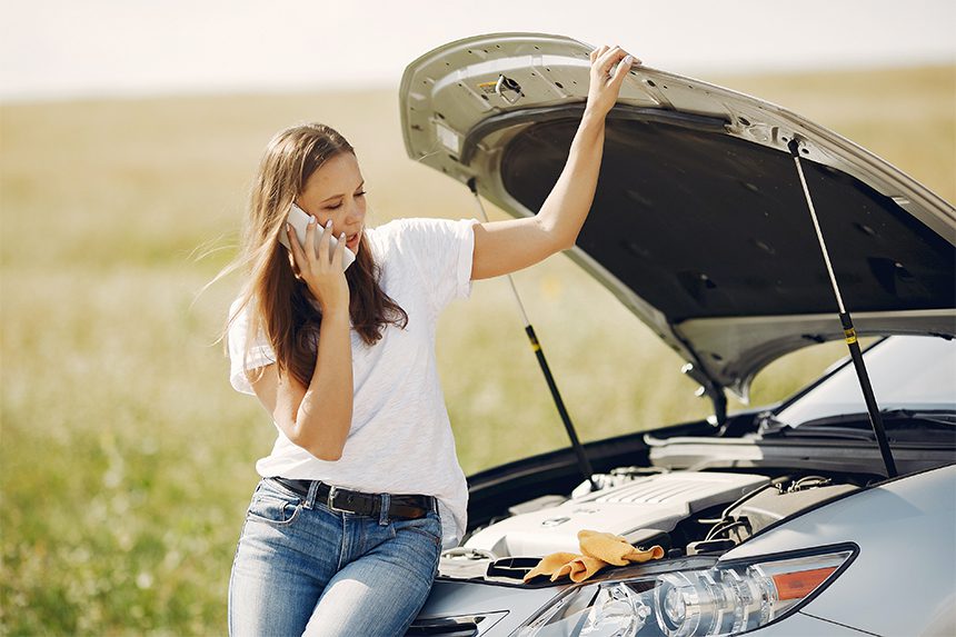 mujer llamando seguro de coche tras avería