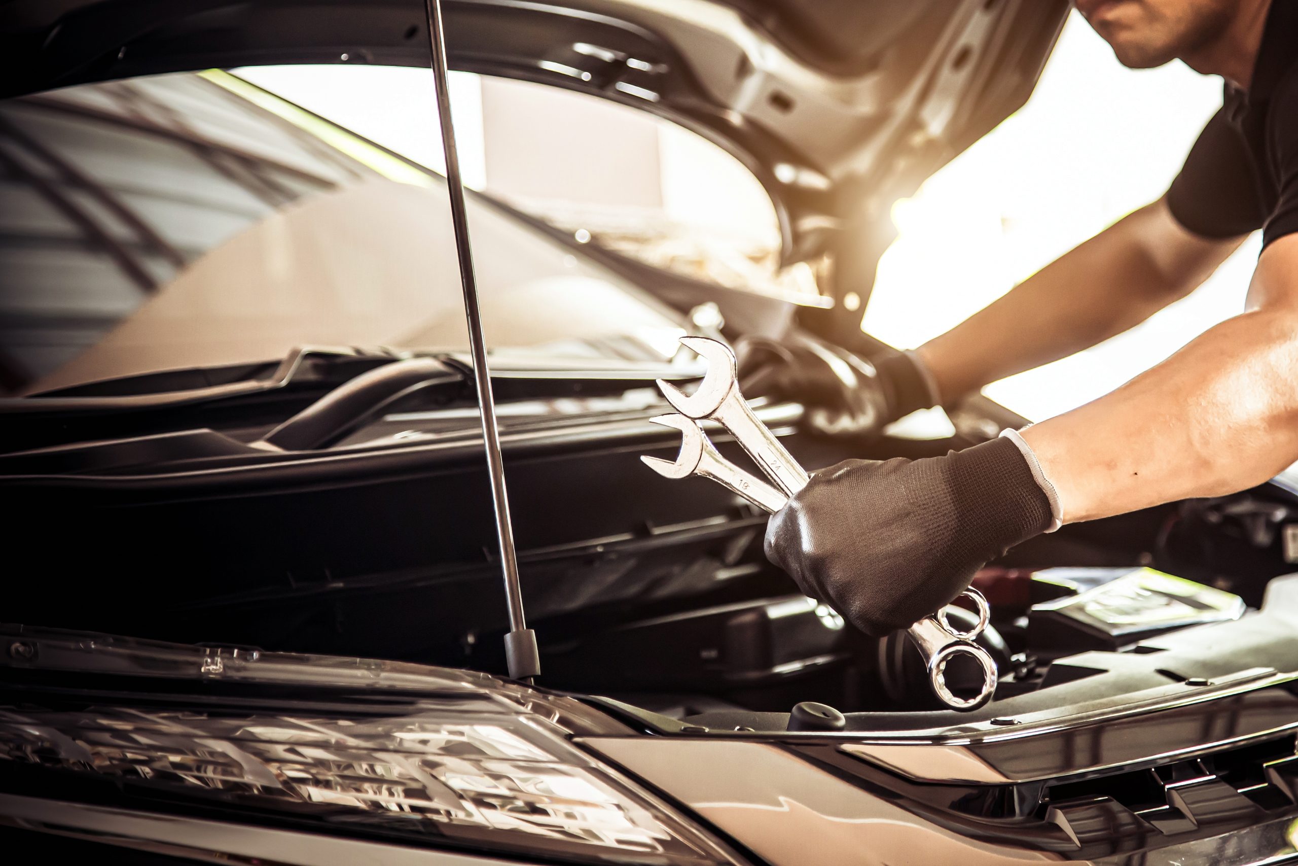 El Mecánico Sostiene Un Filtro De Aire De Coche Nuevo Para